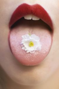 bocca rossa fiore bianco su lingua